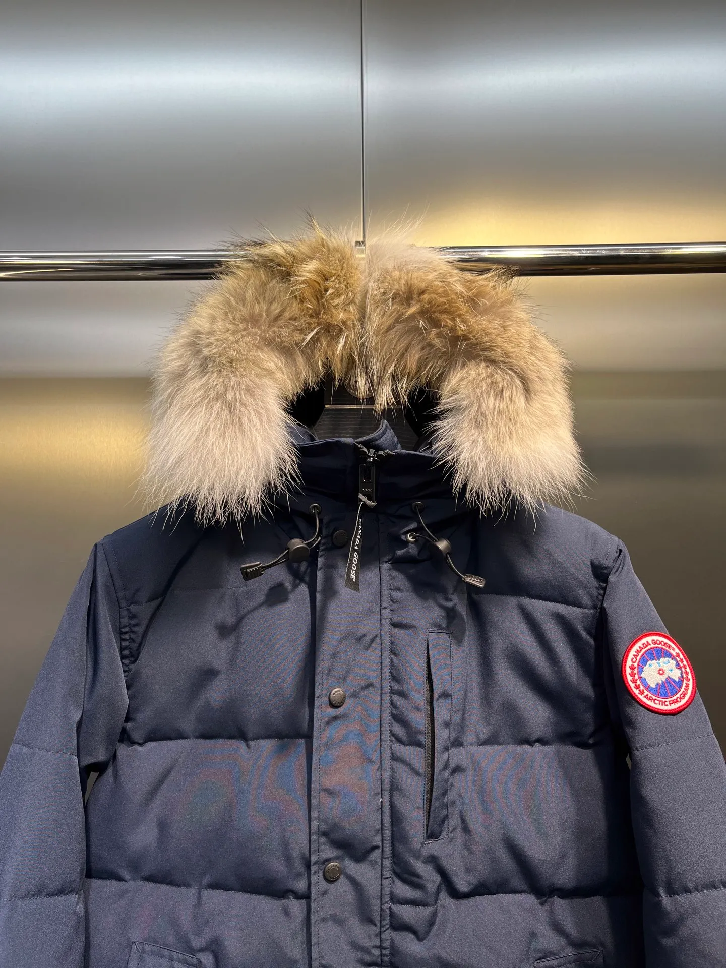 P860 Canada Goose 14 models Canada Goose🌟 Natural Siberian coyote fur collar, the delicate and strong feel, is the sense of life that comes from the erosion of natural wind and frost! Authentic version! All the details are in place! The fabric is made of high-density nano-level waterproof fabric, which is windproof and wear-resistant, and has a certain thickness! The down is 90% national standard white duck down, which can be taken for testing. It uses an imported down flushing machine for accurate down flushing! The grams are guaranteed to be the same. It will not be like the hand racing in small workshops, resulting in more velvet here and less velvet there. The zipper is the YKK brand used by Canada Goose! Smooth and comfortable on both sides! In order to prevent cold wind from pouring in, a double closure design is adopted. On the premise of the traditional zipper fly, a secondary closure with large military buttons is used to bring better warmth retention effect. It retains the classic hooded design and uses super large luxurious wolf fur to protect against wind and cold! The fur collar is removable! It doesn’t matter how low the temperature is this winter, a big goose suit is enough. I’ll give you the wind and temperature!  Size: s-xxl